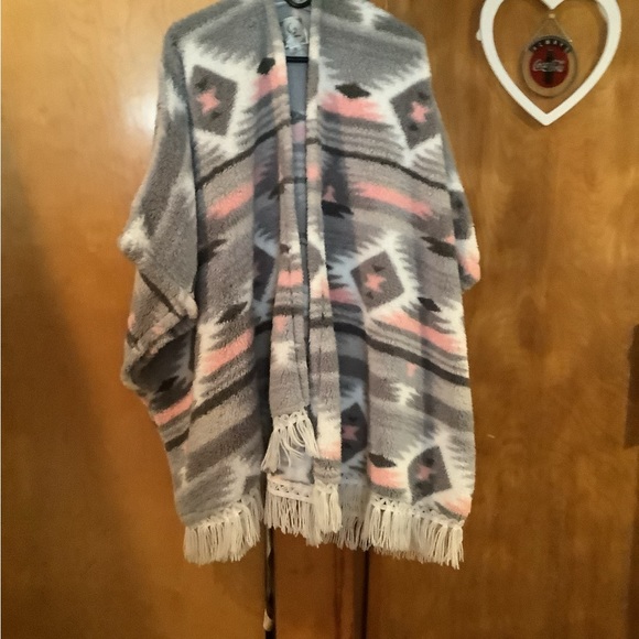 A woman’s Pancho like sweater made of wool - Picture 2 of 2